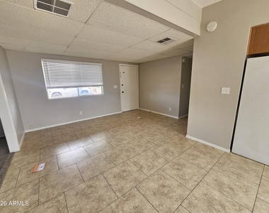 201 W Barrus Place - Photo Thumbnail 4