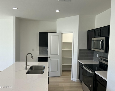 577 N 17th Street - Photo Thumbnail 10