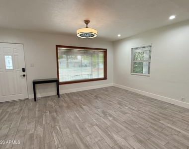 1116 E Fern Drive N - Photo Thumbnail 4