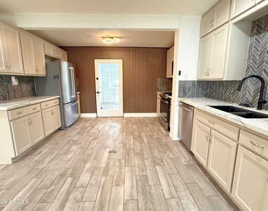 1116 E Fern Drive N - Photo Thumbnail 8