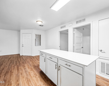 3065 N 67th Avenue - Photo Thumbnail 9