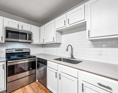 3065 N 67th Avenue - Photo Thumbnail 8