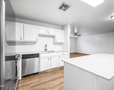 3065 N 67th Avenue - Photo Thumbnail 7