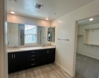 2509 N Heritage Street - Photo Thumbnail 17
