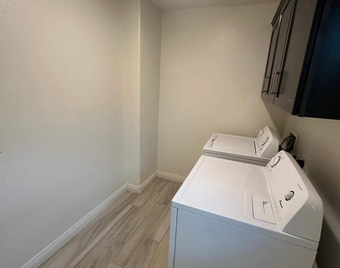 2509 N Heritage Street - Photo Thumbnail 23