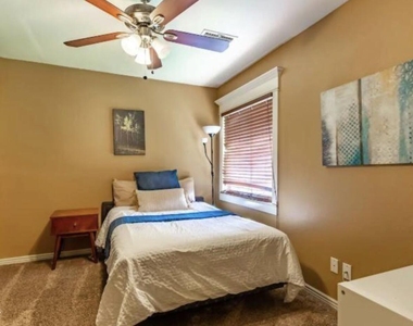 1321 E La Jolla Drive - Photo Thumbnail 17