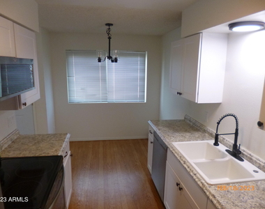 9515 W North Lane - Photo Thumbnail 4