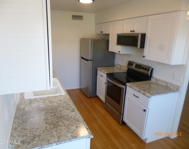 9515 W North Lane - Photo Thumbnail 3