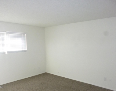 9515 W North Lane - Photo Thumbnail 6