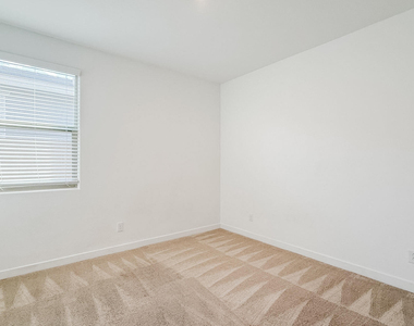 5912 S 26th Avenue - Photo Thumbnail 10