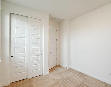 5912 S 26th Avenue - Photo Thumbnail 17