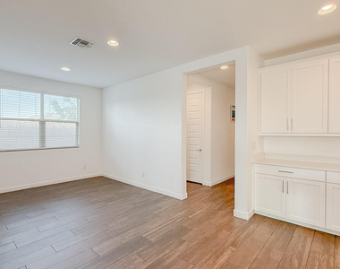5912 S 26th Avenue - Photo Thumbnail 7