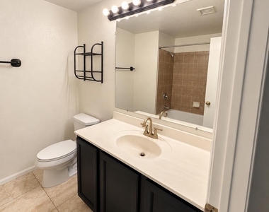 4114 E Union Hills Drive - Photo Thumbnail 11