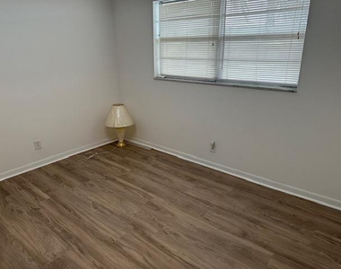 7305 Nw 5th Place - Photo Thumbnail 2
