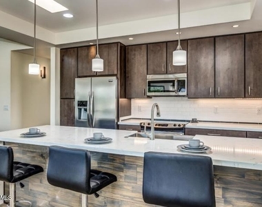 1301 W 4th Street - Photo Thumbnail 7