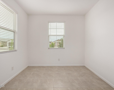 3048 E Riding Boot Way - Photo Thumbnail 9
