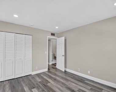 411 Burgundy I - Photo Thumbnail 21