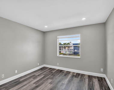 411 Burgundy I - Photo Thumbnail 22