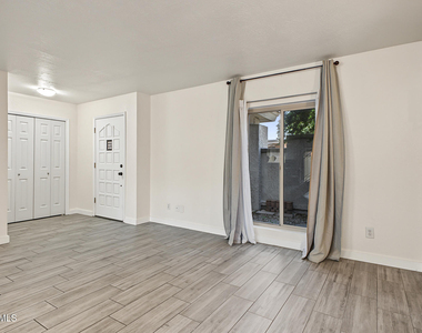 4902 N 74th Street - Photo Thumbnail 4