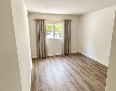 382 E Royal Palm Road - Photo Thumbnail 10