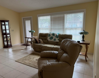 404 Ne Camelot Drive - Photo Thumbnail 3