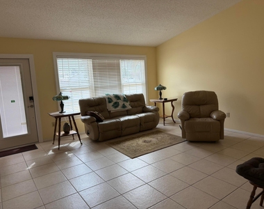 404 Ne Camelot Drive - Photo Thumbnail 2