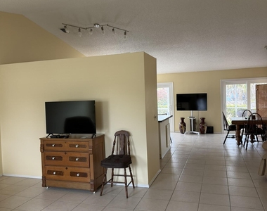 404 Ne Camelot Drive - Photo Thumbnail 5