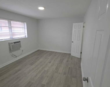 7624 Pembroke Road - Photo Thumbnail 4