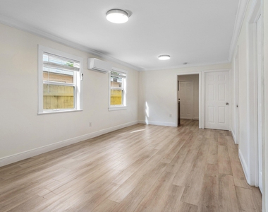 413 N E Street - Photo Thumbnail 5
