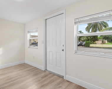 413 N E Street - Photo Thumbnail 3