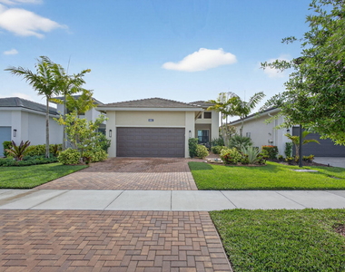 4805 Saint Armands Way - Photo Thumbnail 1