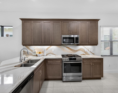 4805 Saint Armands Way - Photo Thumbnail 8