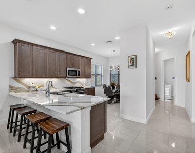 4805 Saint Armands Way - Photo Thumbnail 7
