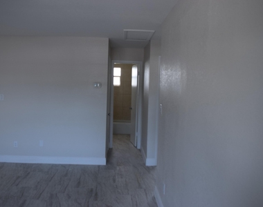 207 Southland Drive - Photo Thumbnail 3