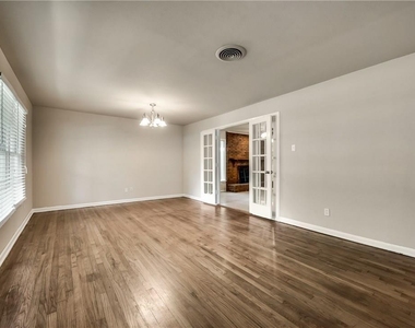 1601 Larkspur Drive - Photo Thumbnail 10