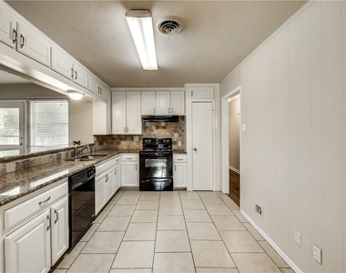 1601 Larkspur Drive - Photo Thumbnail 6