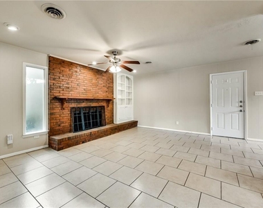 1601 Larkspur Drive - Photo Thumbnail 3