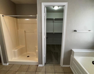 5328 Republic Drive - Photo Thumbnail 10