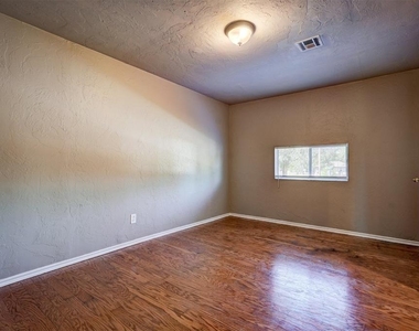 1824 Andover Court - Photo Thumbnail 4