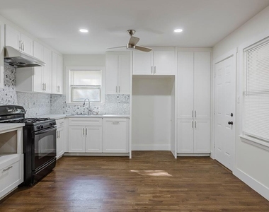 4712 Laverda Drive - Photo Thumbnail 8