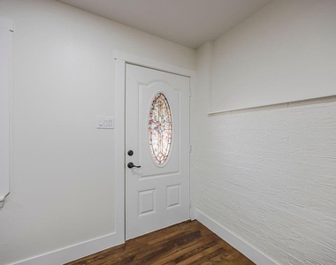 4712 Laverda Drive - Photo Thumbnail 14