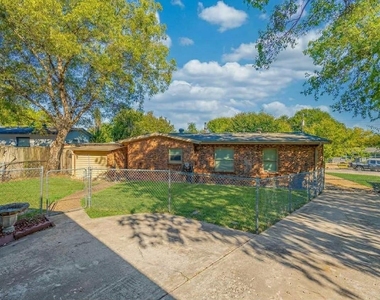 4712 Laverda Drive - Photo Thumbnail 2