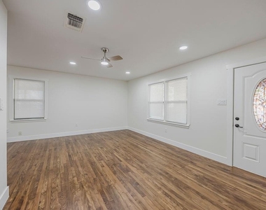 4712 Laverda Drive - Photo Thumbnail 13