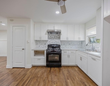 4712 Laverda Drive - Photo Thumbnail 9