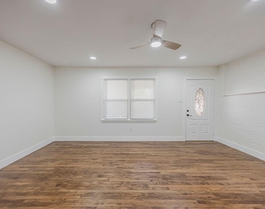4712 Laverda Drive - Photo Thumbnail 12