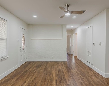 4712 Laverda Drive - Photo Thumbnail 17