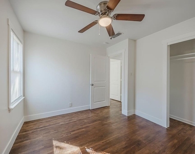 4712 Laverda Drive - Photo Thumbnail 24