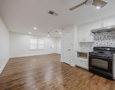 4712 Laverda Drive - Photo Thumbnail 11