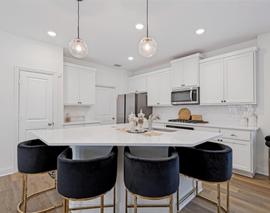 3906 Belleview Place - Photo Thumbnail 11