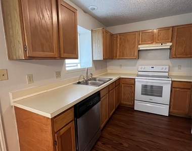 724 Ballard Street - Photo Thumbnail 4